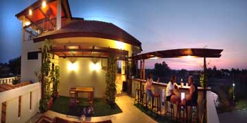 Eat and drink in the roof top cafe at Bua Daeng Resort