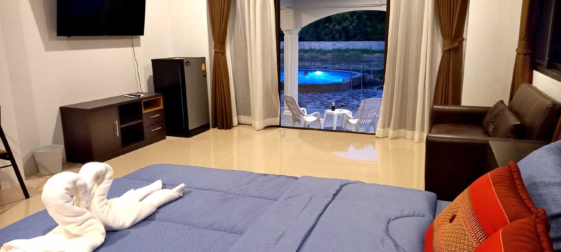 King pool view room at Bua Daeng Homestay Resort